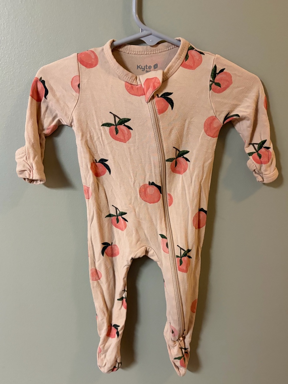 Kyte baby zip footie peaches bamboo 0-3 months